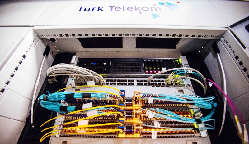 Türk Telekom, Türkiye’nin en büyük veri merkezi ni Esenyurt'ta açtı. Yüksek güvenlik teknolojileri ile donatılan merkez aynı zamanda 3. havalimanına en yakın veri merkezi olma özelliği ile de öne çıkıyor. 