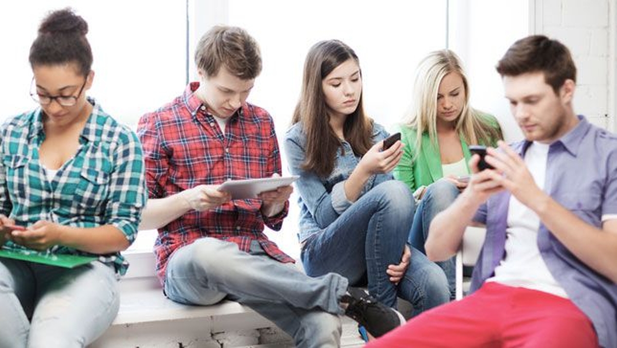 YÖK başkanı tarafından yapılan açıklamaya göre Üniversite Öğrencilerine 6 GB mobil İnternet ücretsiz olarak dağıtılacak. Operatör gözetmek...